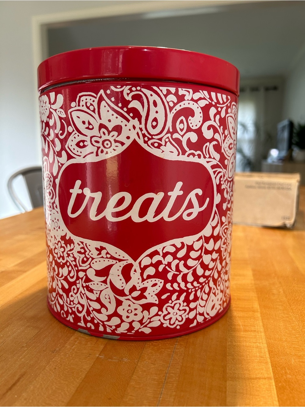 The Pioneer Woman Red and White 'Treats' Decorative Tin